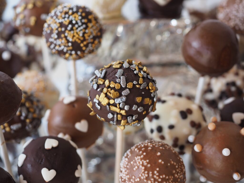 cake pops, pastries, food, dessert, sweet, lolly, chocolate, chocolate praline, balls, nibble, candy, tasty, delicious, confectionery, chocolate, chocolate, chocolate, chocolate, chocolate, candy. Schokolade. Party. Geburtstag. Feier